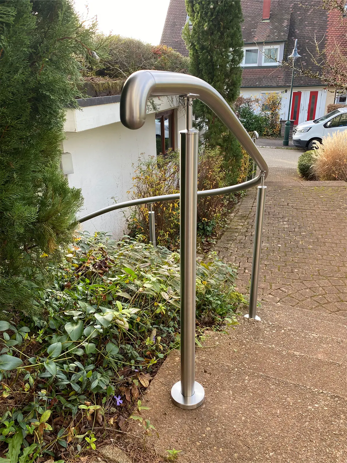 aussenhandlauf-edelstahl-geschwungen