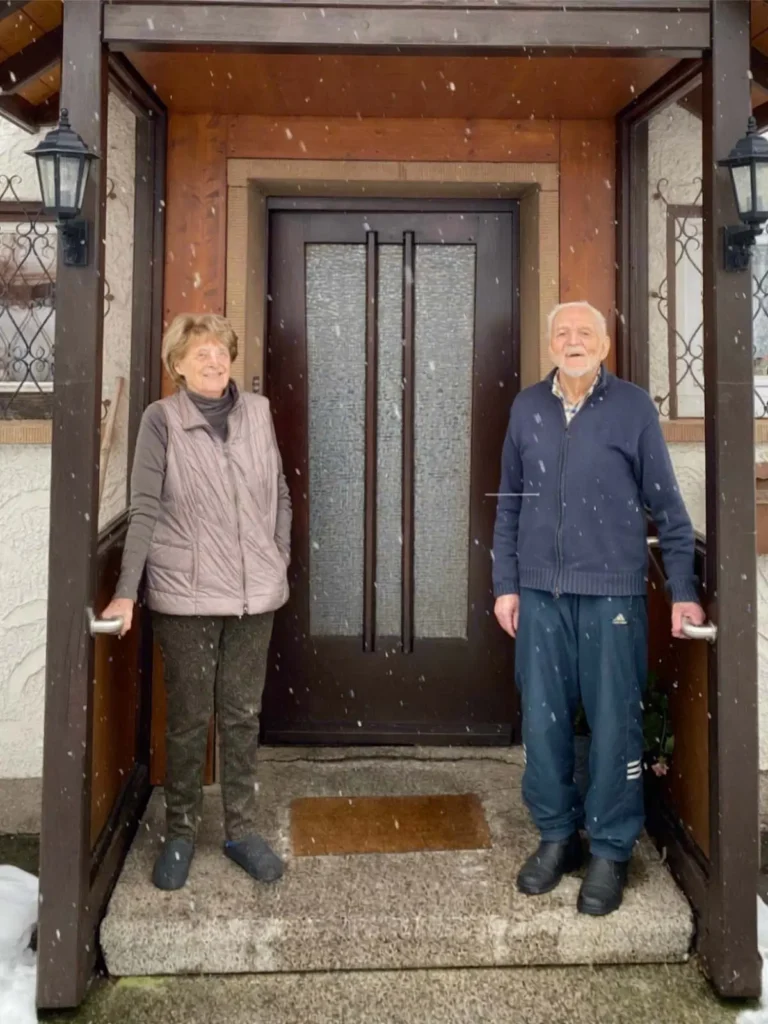 Glückliches Paar mit Handläufen