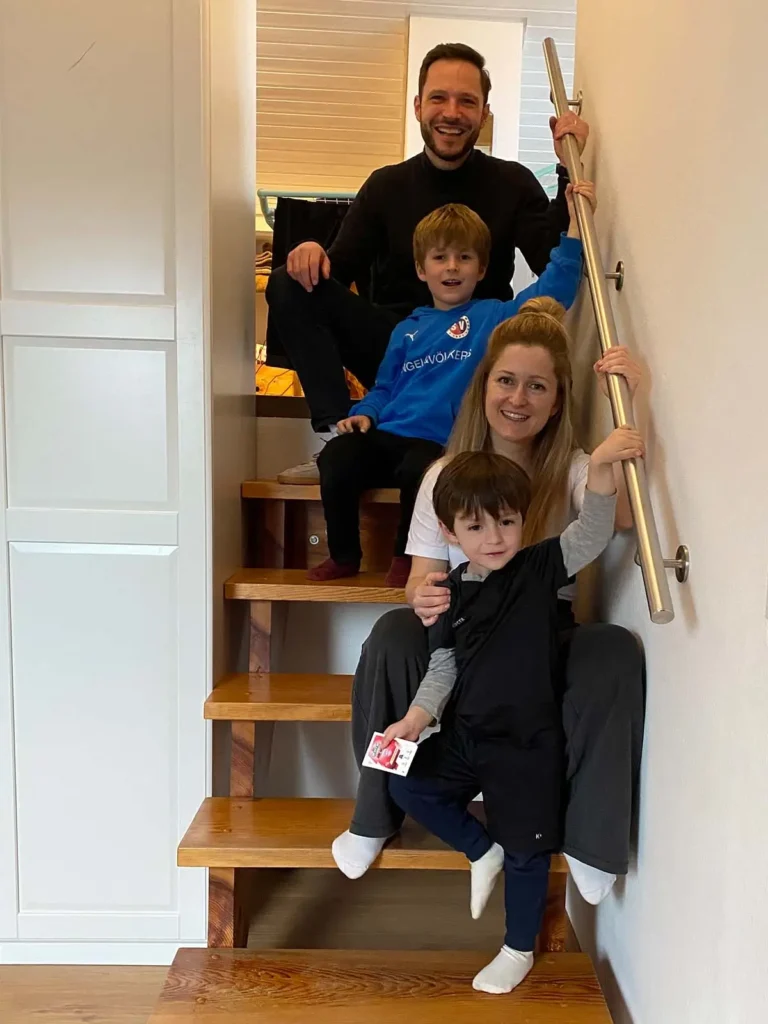 sorgenfreie Familie mit Handlauf