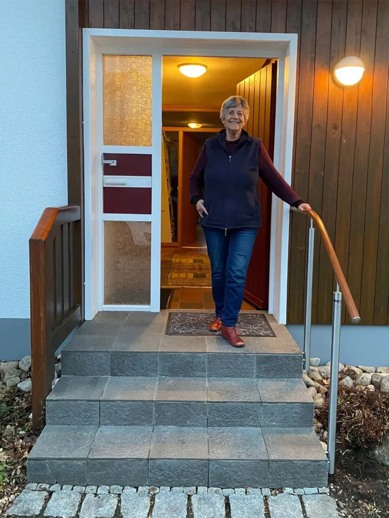 Glückliche Kundin am Handlauf