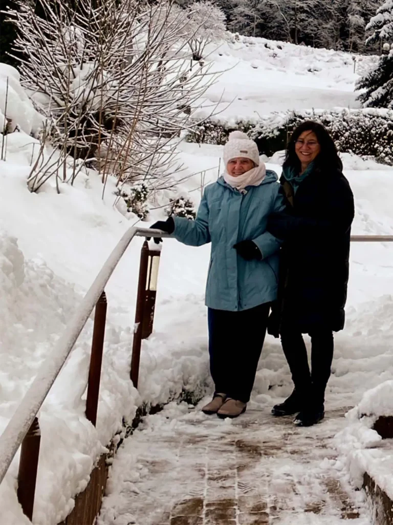 Mutter & Tochter mit Handlauf