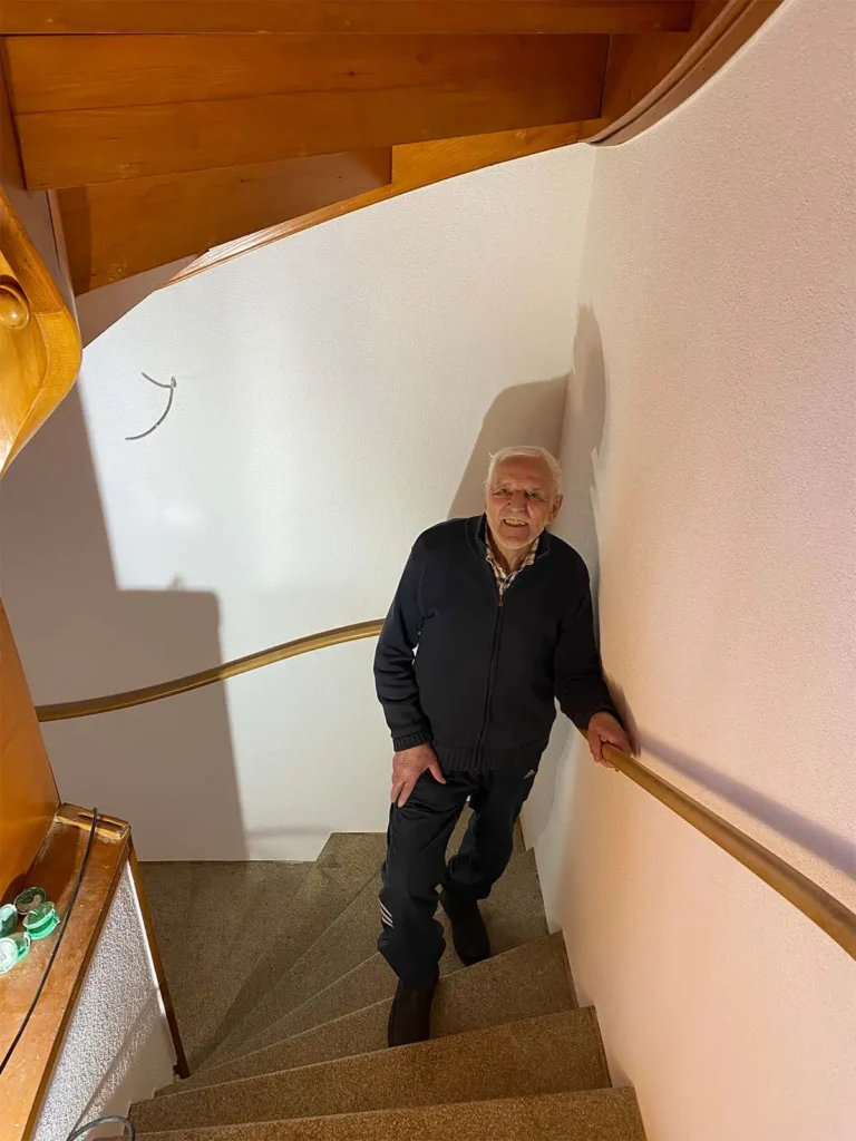 Großonkel mit Handlauf