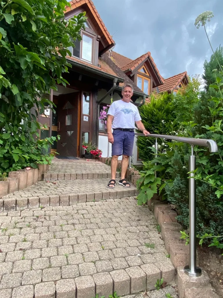 Inhaber mit Handlauf