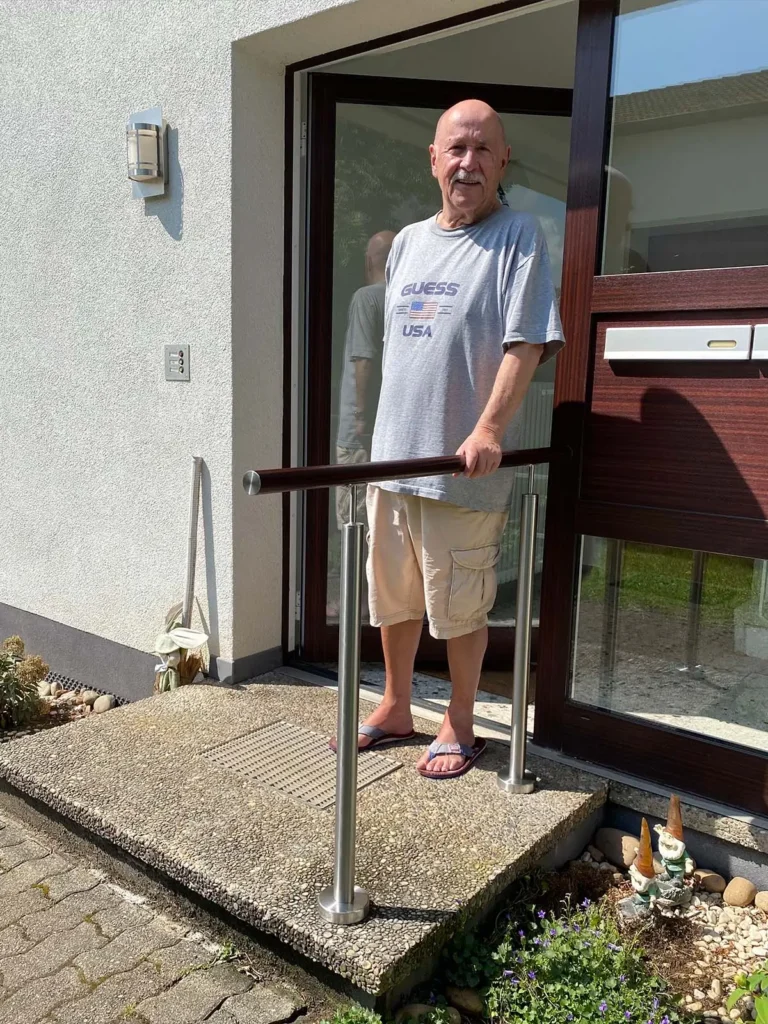 froher Kunde am Hauseingang