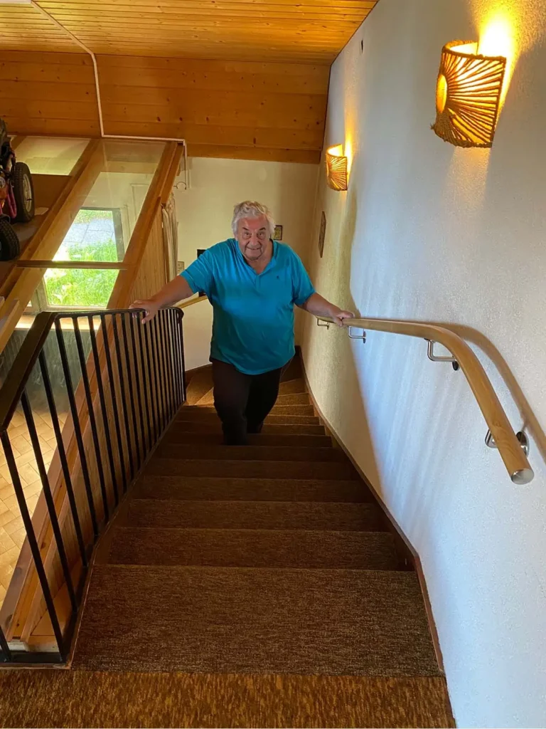 Kunde aktiv mit Handlauf