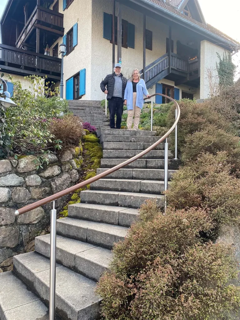 Paar mit geschwungenem Außenhandlauf