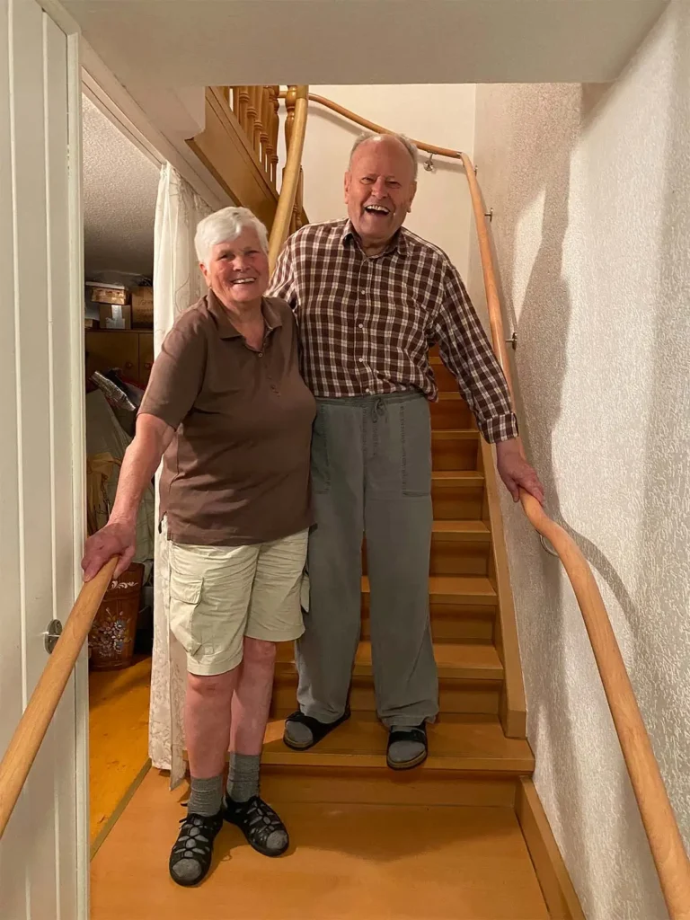 Senioren mit Handlauf