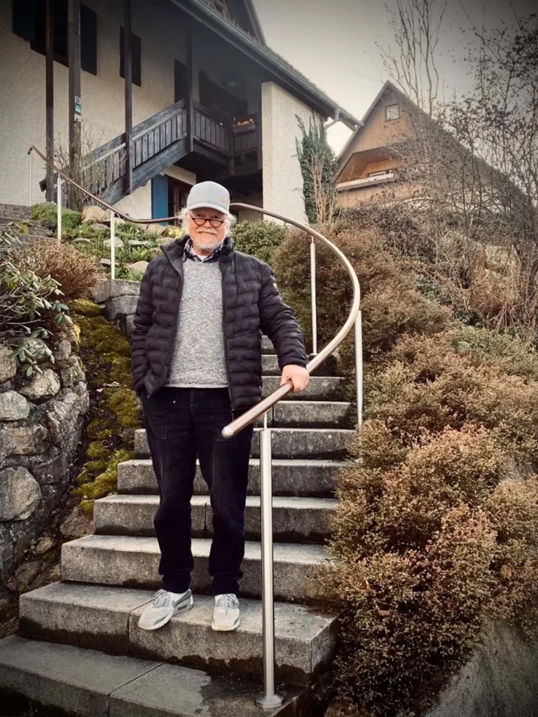 Senior mit neuem Handlauf