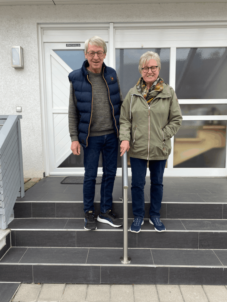 Glückliches Paar am Handlauf