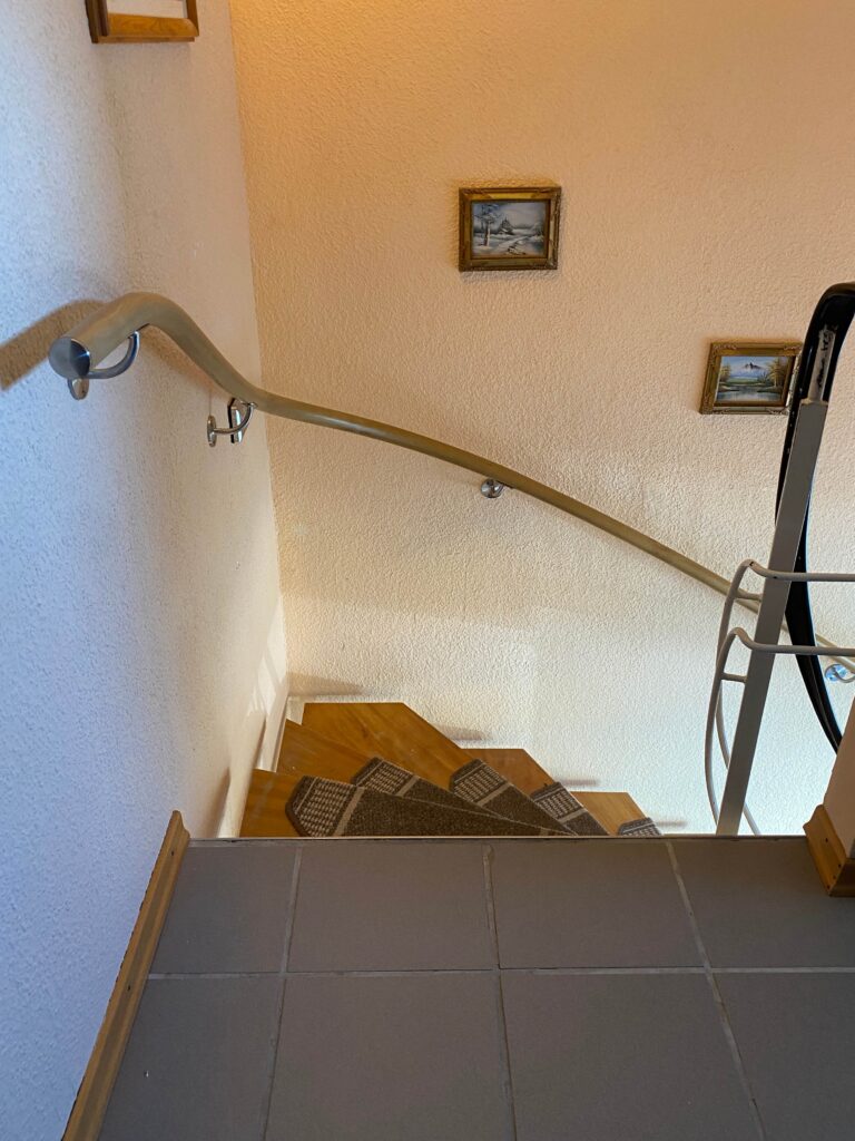 Geschwungener Handlauf übers Eck gebogen